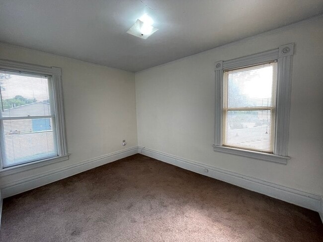 Building Photo - Large 2 bedroom unit available immediately...