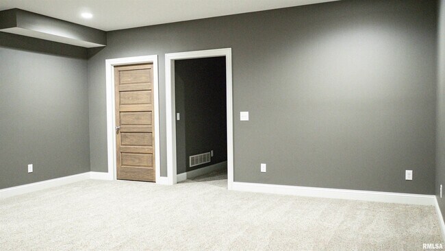 Building Photo - 285 Madison Dr