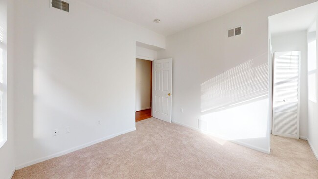 Building Photo - Dupont/U Street Corridor Two Bedroom In Fa...