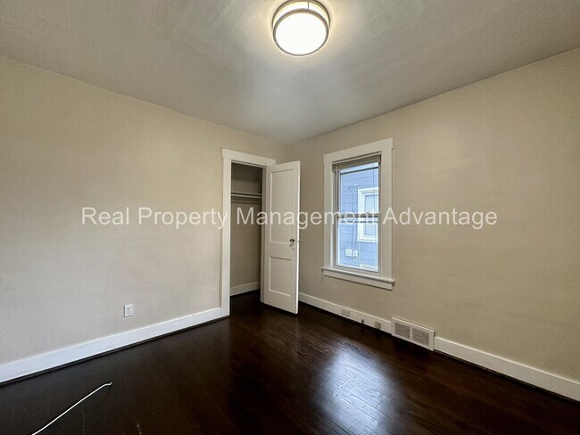 Building Photo - 2 Bedroom Open Floorplan Steps from Downtown Royal Oak!