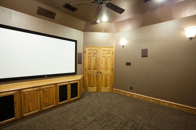 Building Photo - 8100 Rosemont Dr