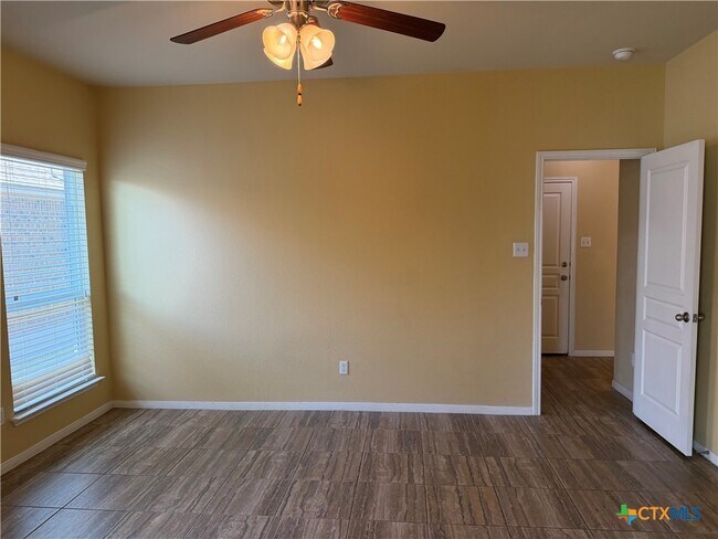 Building Photo - 409 Cross Dr.