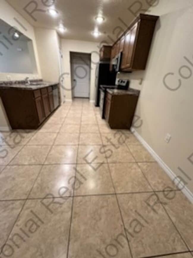 Building Photo - Spacious and updated 3 Bedroom 2 bathroom ...