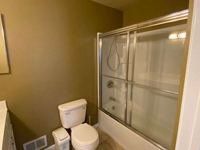 Building Photo - 2 Bedroom 2.5 Bath Townhome in Great Marietta Location w/ a Unfinished Basement