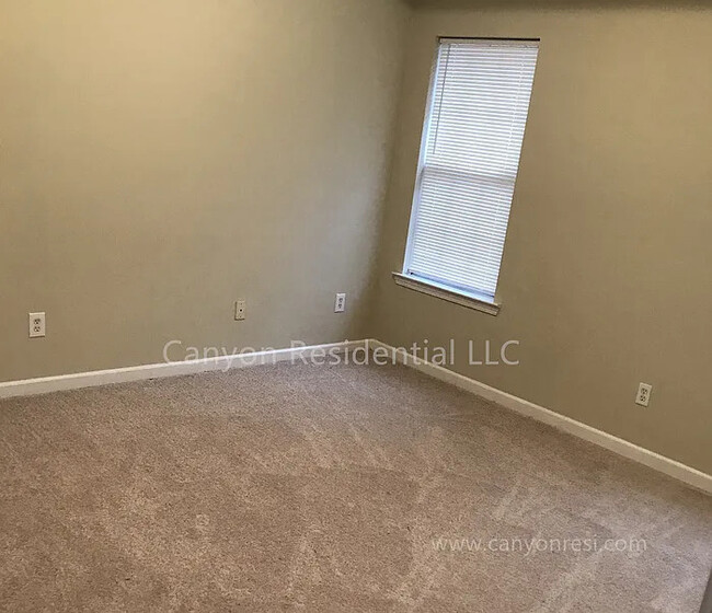 Building Photo - Fresh, Clean, Move-In Ready 3B Ranch