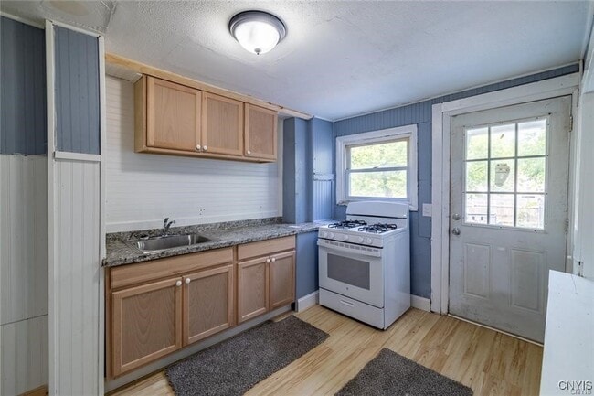 Building Photo - 348 Lenox Ave