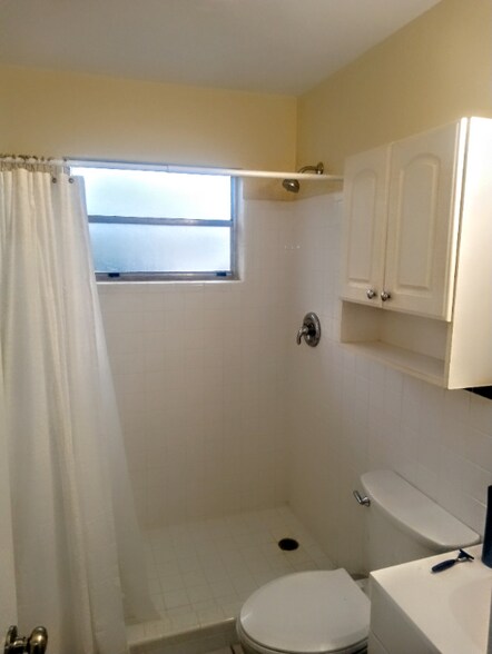 Building Photo - 527 Goodland Dr