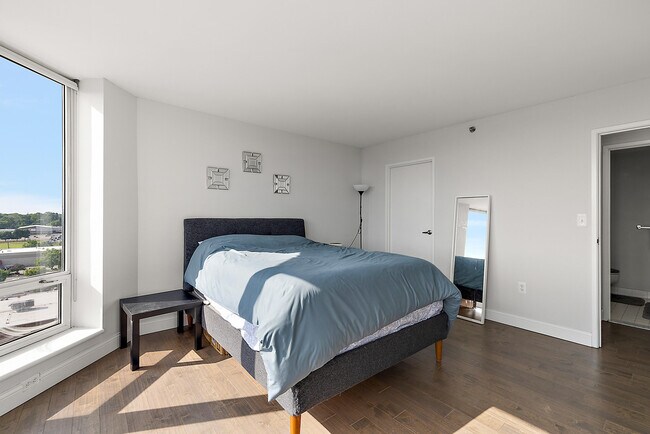 Building Photo - 250 E Harbortown Dr