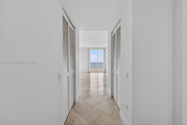 Building Photo - 808 Brickell Key Dr