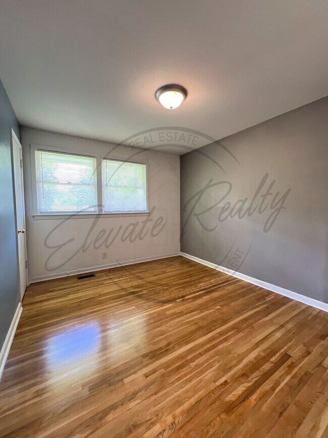 Building Photo - All Brick, 3 Bedroom Ranch in Hendersonvil...