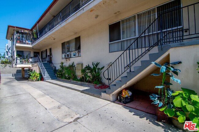 Building Photo - 333 S Serrano Ave