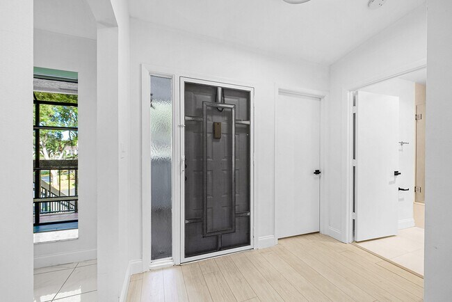 Building Photo - 5054 Golfview Ct