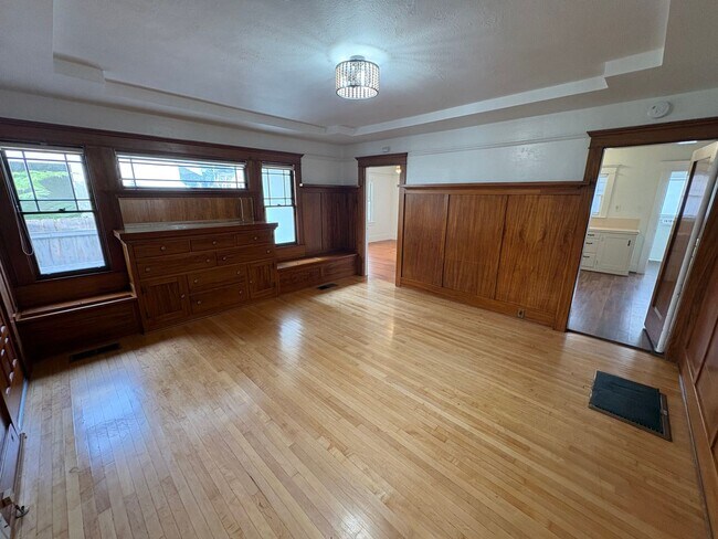 Building Photo - Classic vintage home walking distance to downtown Visalia!