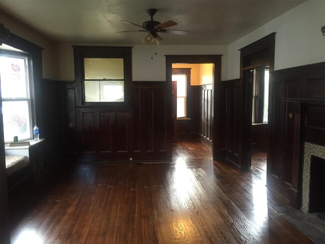 Building Photo - 324 2nd St