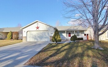 Building Photo - Immaculate Single-Level Home