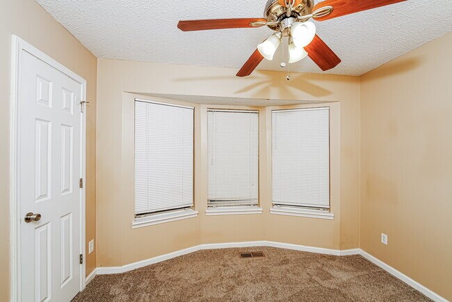 Building Photo - 5837 Janet Dr