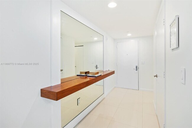 Building Photo - 495 Brickell Ave