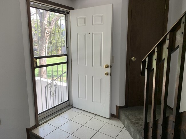 Building Photo - 2 Bdrm/2Bath with 2 Car Garage