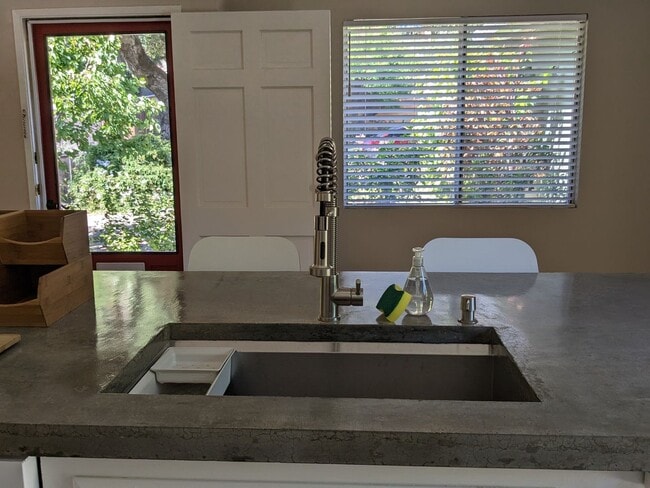 Building Photo - Cozy Carmel Valley Village House Fully Furnished