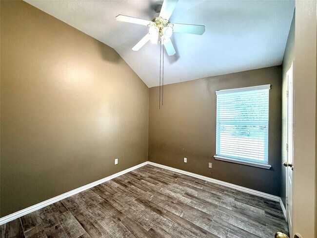 Building Photo - 10022 Driftwood Park Dr
