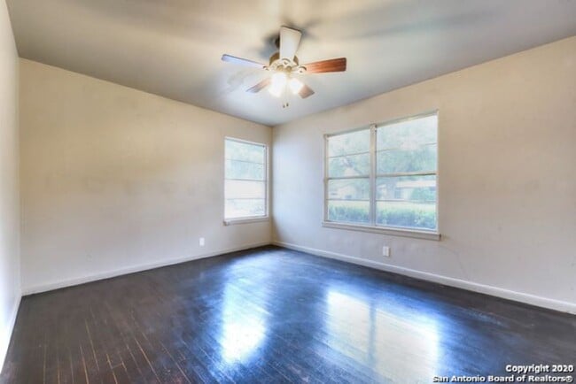 Building Photo - 3 Bedroom/1 Bath Sunset Hill Subdivision