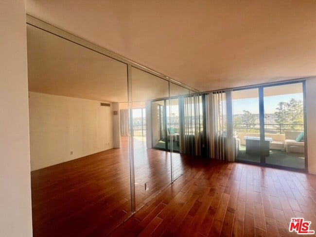 Building Photo - 4314 Marina City Dr