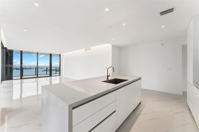 Building Photo - 700 NE 24th St