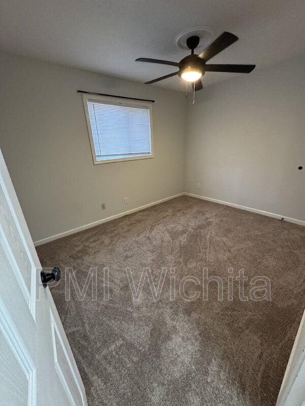 Building Photo - 422 W Mahoney Dr