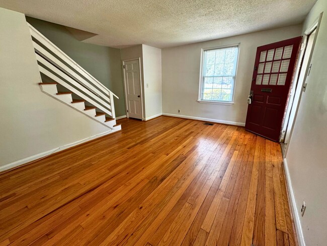 Building Photo - 3 level end unit 1br+den 2ba town house in...