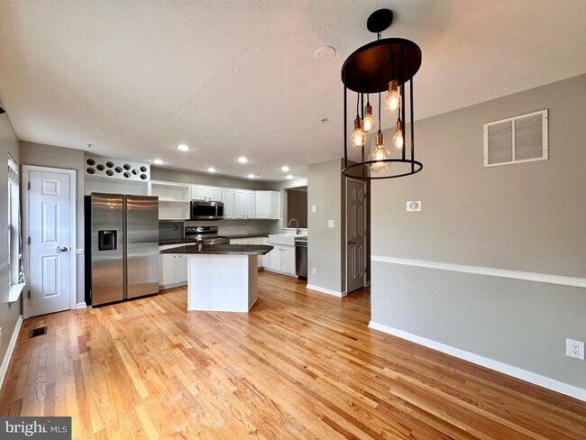 Building Photo - 2107 Mardic Dr