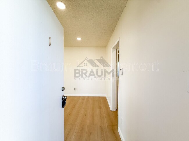 Building Photo - 6336 Tujunga Ave