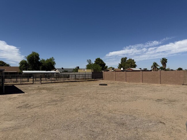 Building Photo - Horse Property 3 bedroom, 2 Bath