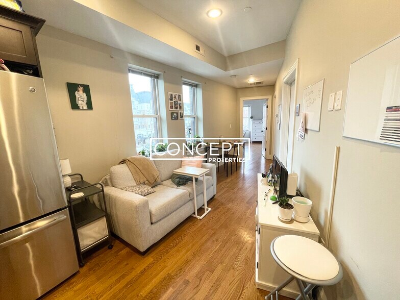 Building Photo - 497 Commonwealth Ave