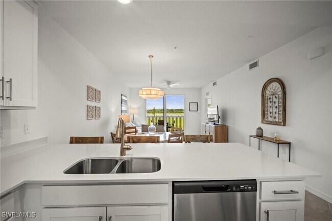 Building Photo - 15285 Grn Acrs Ave