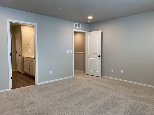 Building Photo - Stunning Townhome in Northridge Trails