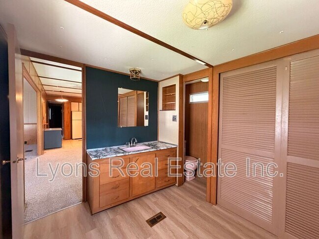 Building Photo - 140 Lamplighter Ln