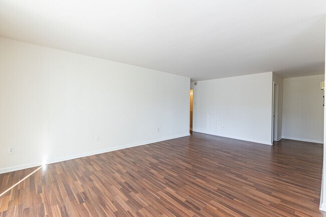 Building Photo - Charming garden-level 2-bedroom, 1-bath home