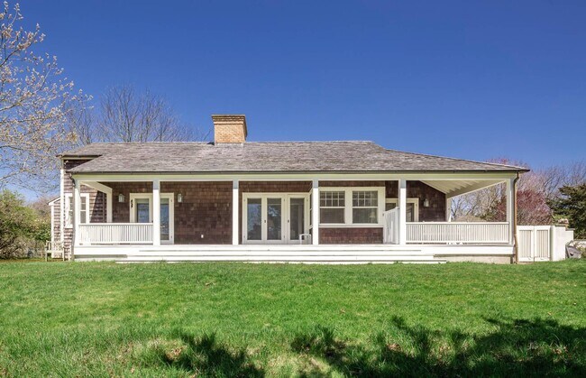 Building Photo - 27 Horseshoe Dr N