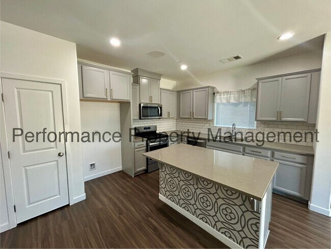 Building Photo - 2505 Mercedes Dr