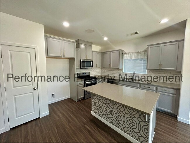 Building Photo - Stunning 3 Bed/2 Bath S Bakersfield Home w...