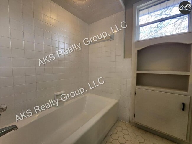 Building Photo - 1613 Stonewall Dr