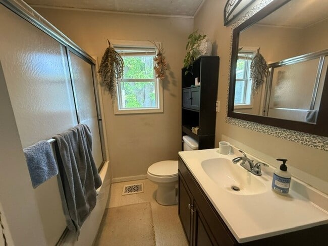 Building Photo - Inviting 2 Bed, 1 Bath Home in Peaceful Urbana Neighborhood