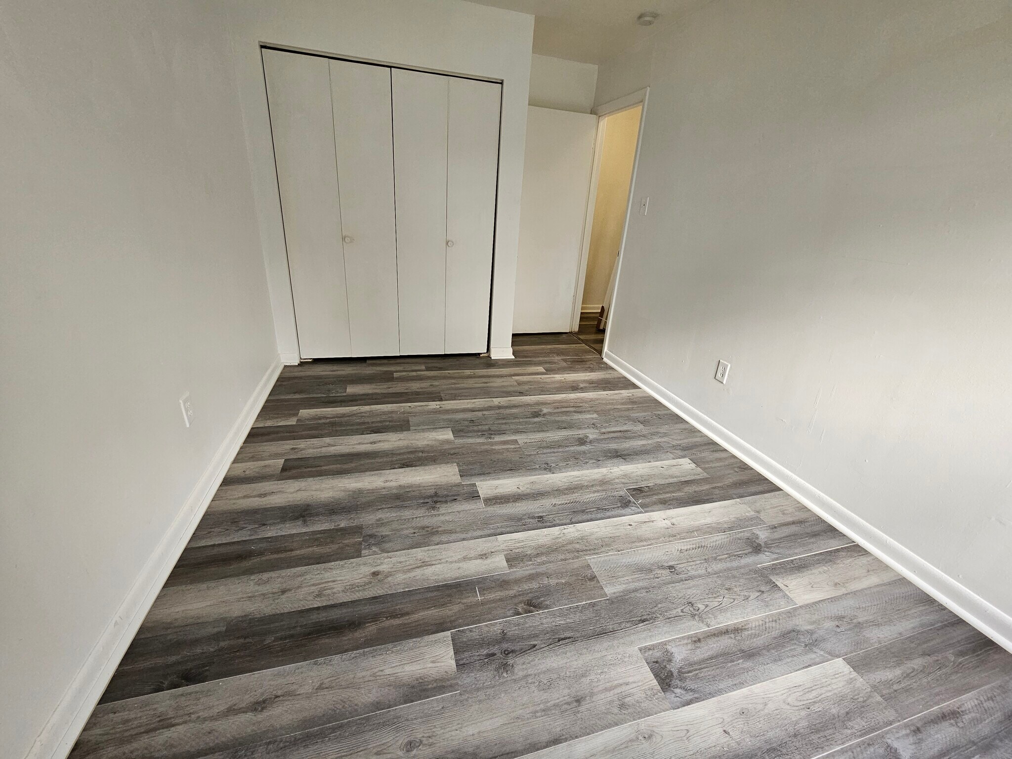 Building Photo - 806 W Oak Ln