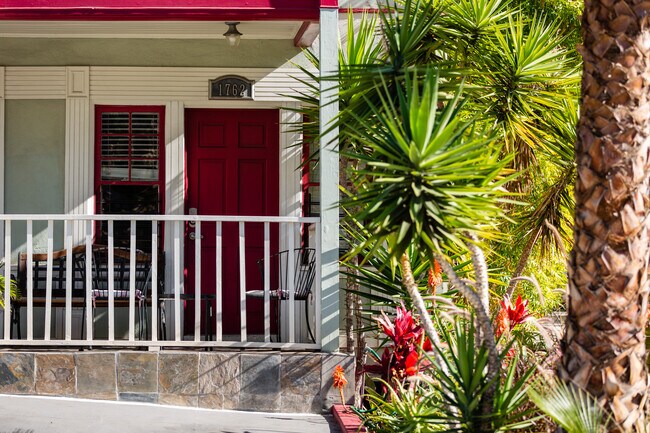 Building Photo - 1762 Vista Del Mar Ave