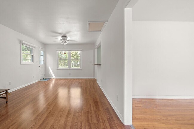 Building Photo - Ranch Three Bedrooms with Fenced in Yard Available April - Move in Ready!