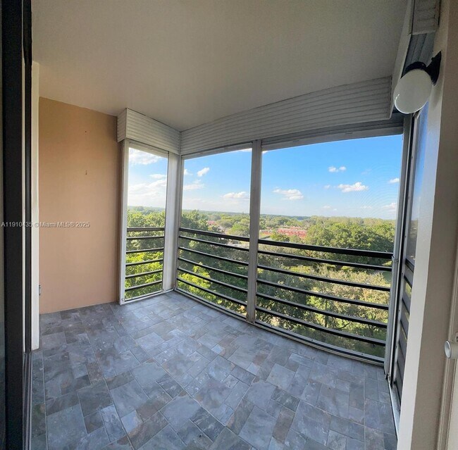 Building Photo - 1400 St Charles Pl