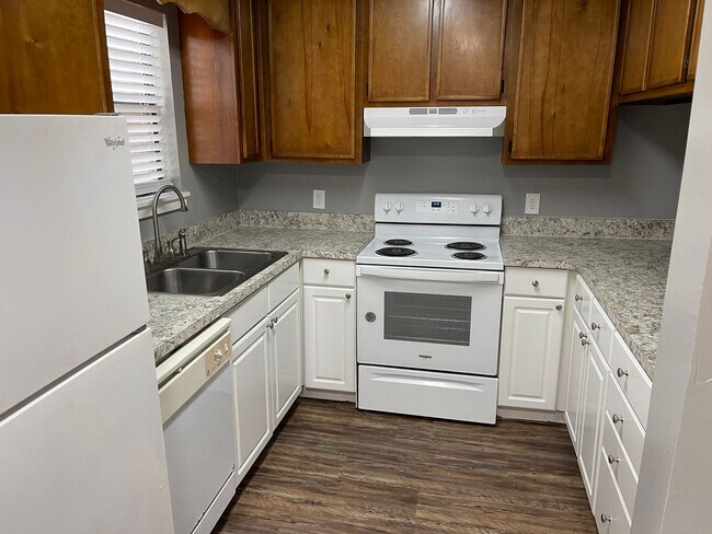 Building Photo - 2BED/2BATH DOWNSTAIRS NEAR GOV SQ