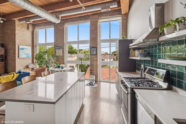 Building Photo - 2544 W North Ave