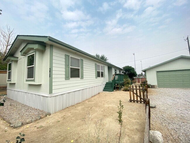 Building Photo - Great 3 bed, 2 bath North Valley home backs to Lemmon Valley Park.