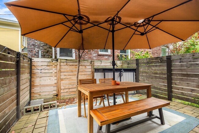 Building Photo - Newer 3 Bed 2.5 Bath Townhouse Close to Downtown